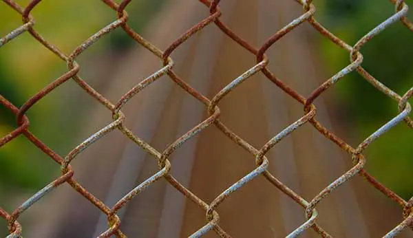 best paint for rusted chain link fence